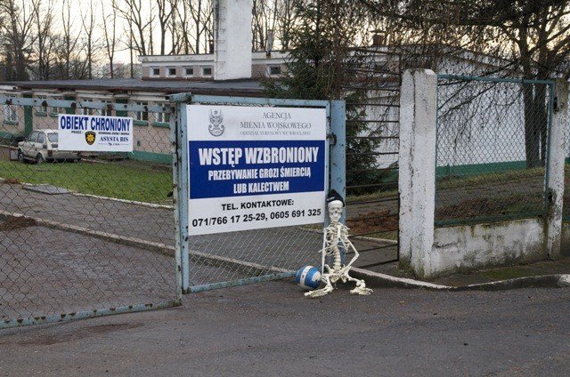 Brama stadionu przy Podchorążych po opuszczeniu go przez KKS.