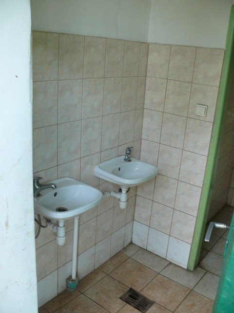 Wnętrza obiektu w dniu opuszczenia go przez KKS.