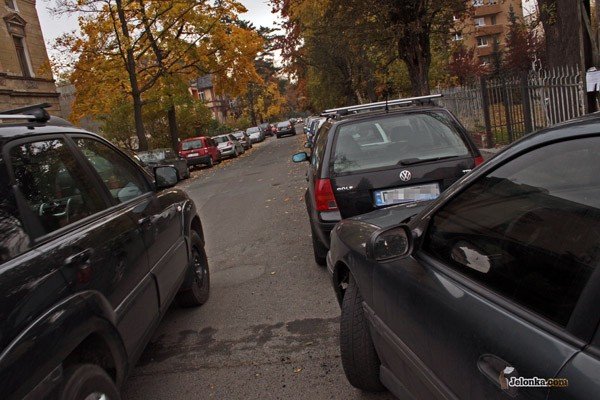 parkingowy-tok-na-peryferiach-srodmiescia-30329
