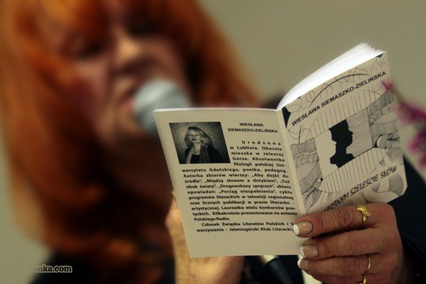wyszeptana-poezja-jak-chwila-ulotna-30345