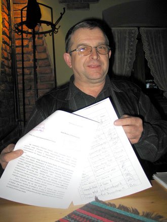 – Chcemy, by w naszym mieście było bezpieczniej – mówi Adam Bolek, prezentując pismo mieszkańców.