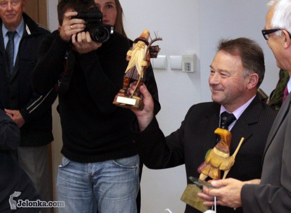 Wójt Wojciech Poczynek to jedyny kandydat na stanowisko szefa gminy Stara Kamienica. Na zdjęciu – z ambasadorem Holandii podczas ortwarcia Festiwalu Rozdroża.