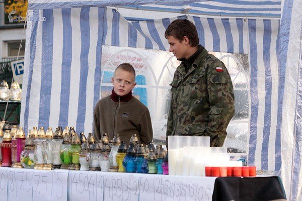 pogoda-sprzyja-odwiedzinom-nekropolii-30537