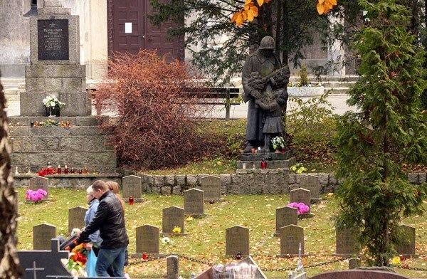 pogoda-sprzyja-odwiedzinom-nekropolii-30537