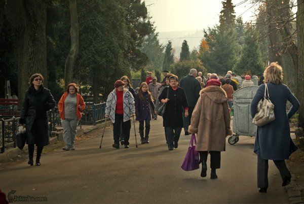 pogoda-sprzyja-odwiedzinom-nekropolii-30537