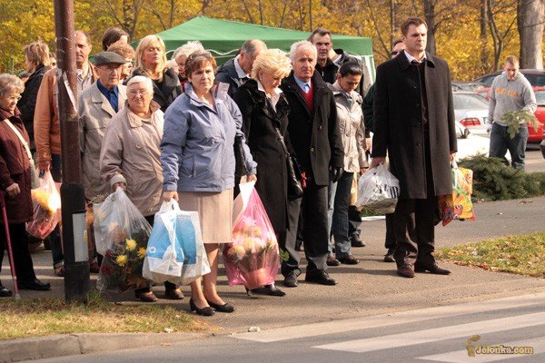 pogoda-sprzyja-odwiedzinom-nekropolii-30537
