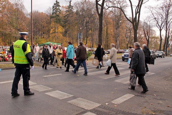 pogoda-sprzyja-odwiedzinom-nekropolii-30537