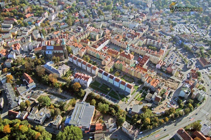 Ulica Kopernika i okolice. Widać dominującą bryłę parkingu wielopoziomowego. Nie ma jeszcze ani Pasażu Grodzkiego (widoczne wykopaliska), ani budynku przy pl. kard. Wyszyńskiego.