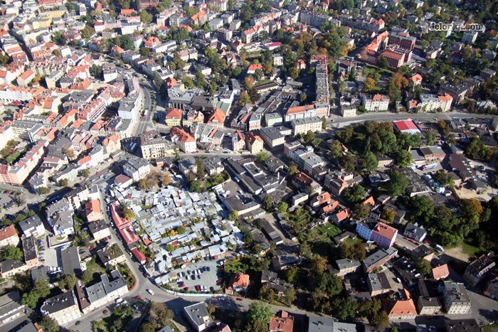Centrum Jeleniej Góry z widocznym targowiskiem