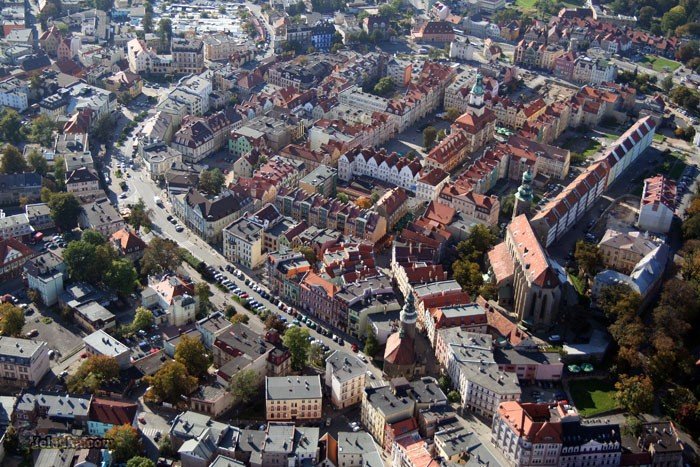 Lotniczy widok Jeleniej Góry z września 2007 roku. Zmiany w zabudowie powodują, że zdjęcie to już dziś jest archiwalne.