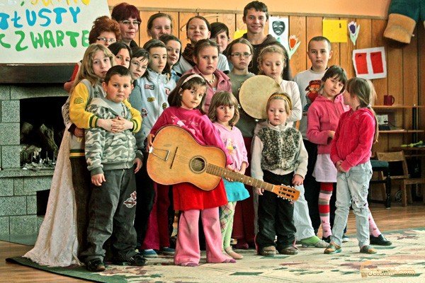 Druhna Jolanta z dziećmi podczas zimowiska. Luty 2010 rok.