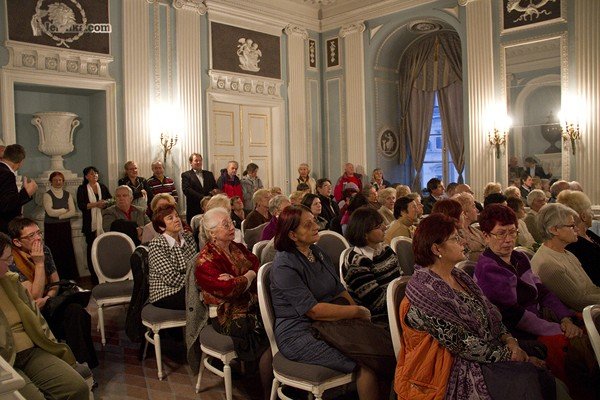 sala-bekitna-na-skrzydach-poezji-ewy-pelzer-30636