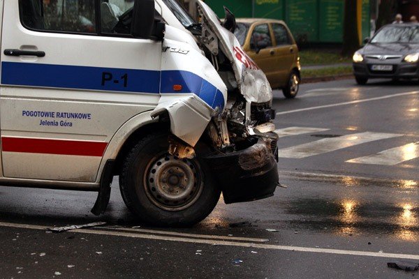 ambulans-w-opaach-na-ruchliwym-skrzyzowaniu-30854