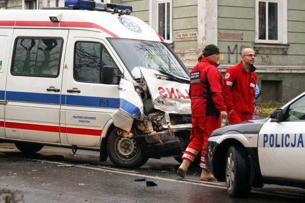 ambulans-w-opaach-na-ruchliwym-skrzyzowaniu-30854
