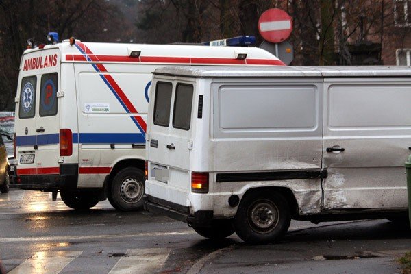 ambulans-w-opaach-na-ruchliwym-skrzyzowaniu-30854