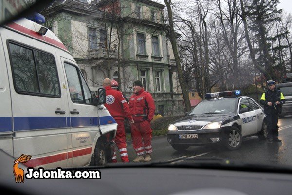 ambulans-w-opaach-na-ruchliwym-skrzyzowaniu-30854