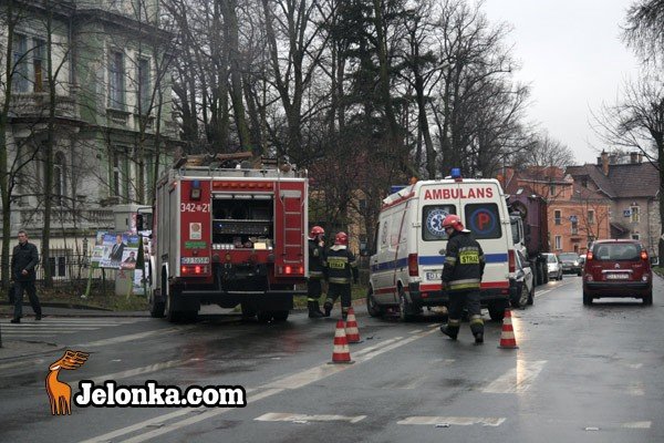 ambulans-w-opaach-na-ruchliwym-skrzyzowaniu-30854