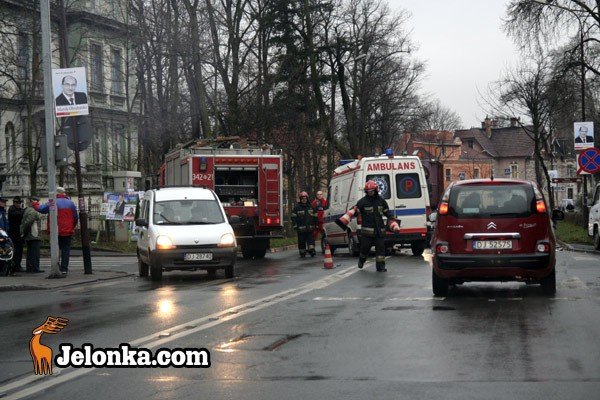 ambulans-w-opaach-na-ruchliwym-skrzyzowaniu-30854
