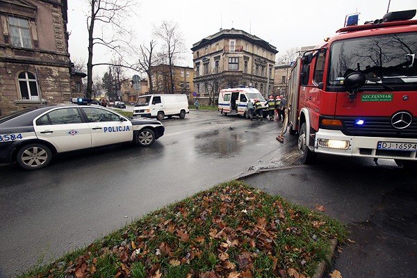 ambulans-w-opaach-na-ruchliwym-skrzyzowaniu-30854