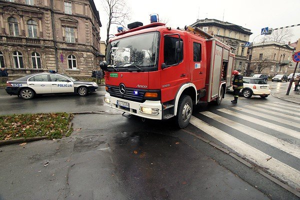 ambulans-w-opaach-na-ruchliwym-skrzyzowaniu-30854
