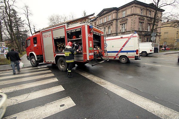 ambulans-w-opaach-na-ruchliwym-skrzyzowaniu-30854