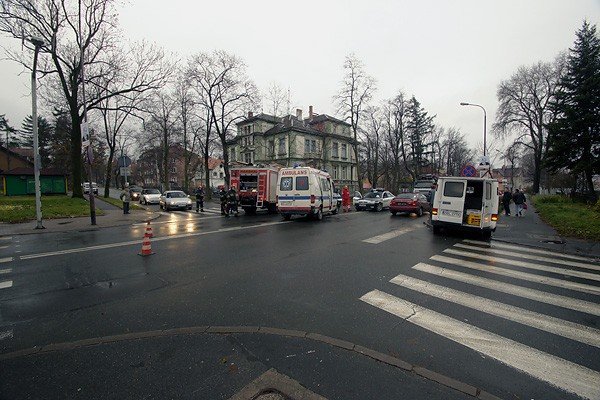 ambulans-w-opaach-na-ruchliwym-skrzyzowaniu-30854