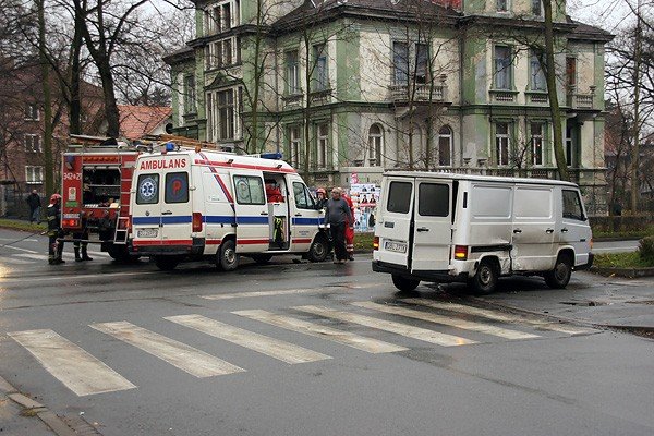 ambulans-w-opaach-na-ruchliwym-skrzyzowaniu-30854