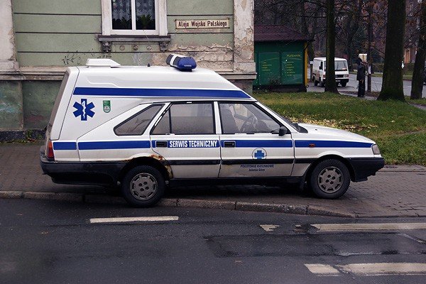 ambulans-w-opaach-na-ruchliwym-skrzyzowaniu-30854