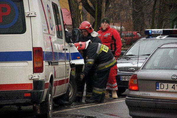 ambulans-w-opaach-na-ruchliwym-skrzyzowaniu-30854