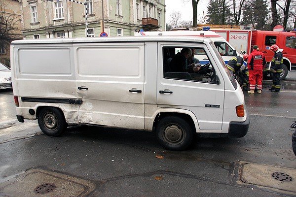 ambulans-w-opaach-na-ruchliwym-skrzyzowaniu-30854