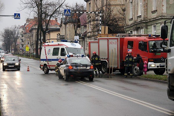 ambulans-w-opaach-na-ruchliwym-skrzyzowaniu-30854