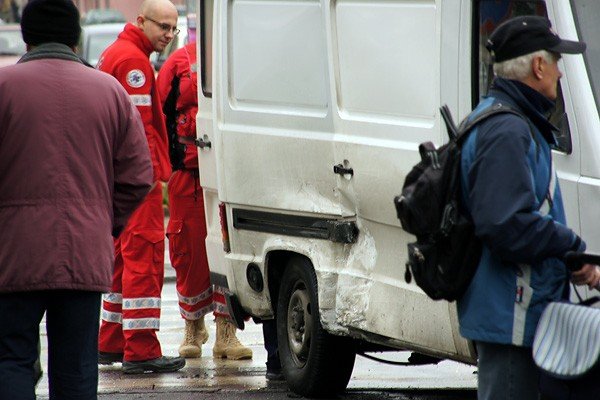 ambulans-w-opaach-na-ruchliwym-skrzyzowaniu-30854