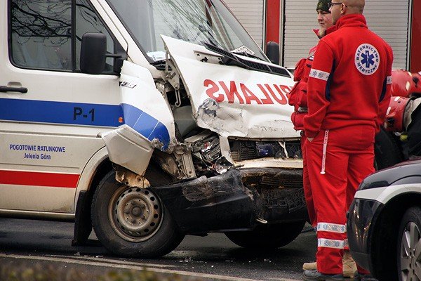ambulans-w-opaach-na-ruchliwym-skrzyzowaniu-30854