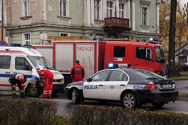 ambulans-w-opaach-na-ruchliwym-skrzyzowaniu-30854