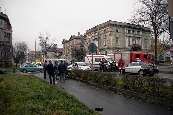 ambulans-w-opaach-na-ruchliwym-skrzyzowaniu-30854