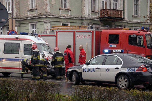 ambulans-w-opaach-na-ruchliwym-skrzyzowaniu-30854
