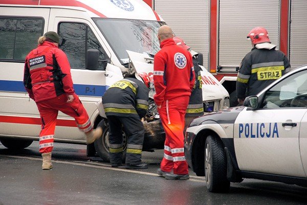 ambulans-w-opaach-na-ruchliwym-skrzyzowaniu-30854