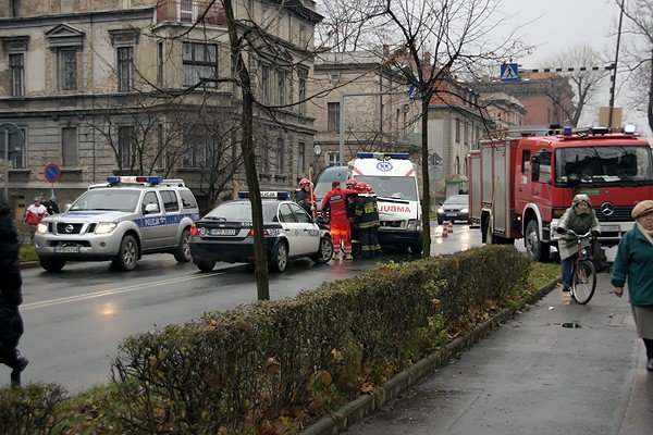 ambulans-w-opaach-na-ruchliwym-skrzyzowaniu-30854