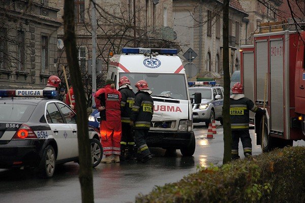ambulans-w-opaach-na-ruchliwym-skrzyzowaniu-30854