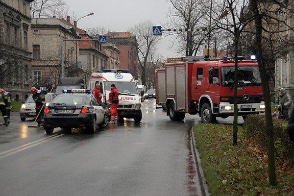 ambulans-w-opaach-na-ruchliwym-skrzyzowaniu-30854