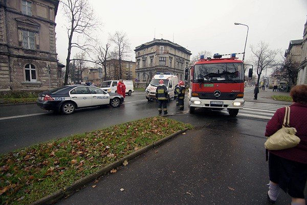 ambulans-w-opaach-na-ruchliwym-skrzyzowaniu-30854