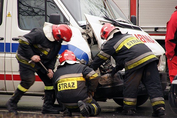 ambulans-w-opaach-na-ruchliwym-skrzyzowaniu-30854