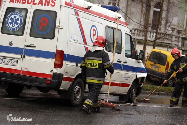 ambulans-w-opaach-na-ruchliwym-skrzyzowaniu-30854