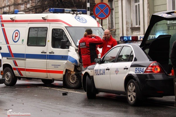 ambulans-w-opaach-na-ruchliwym-skrzyzowaniu-30854