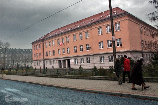 Wyborcza niedziela przy Szkole Podstawowej nr 10, gdzie do godz. 22 mieszkańcy z pobliskich ulic mogą oddać głos.