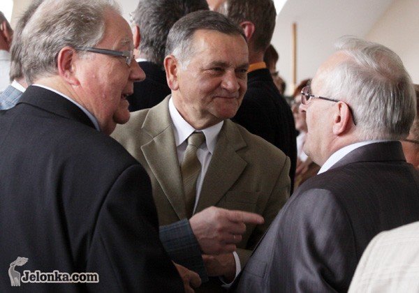 Józef Gajewski wraca do gry. Obok – radny Jerzy Pleskot i Józef Kusiak (nie startował).