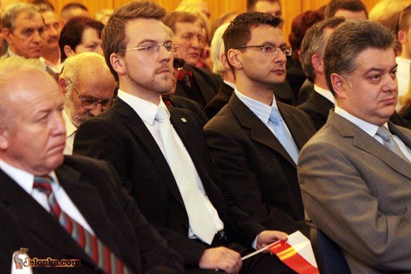 Nowy radny Rafał Szymański – drugi od prawej. Przed nim – Ireneusz Łojek. Obok – przegrany Wojciech Leszczyk