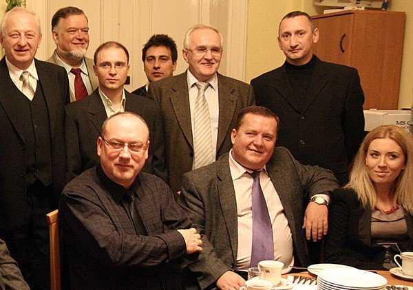 Wojciech Chadży (siedzi pierwszy z lewej) cztery lata temu startował bez powodzenia. Teraz się udało.