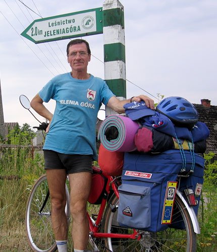 Jeleniogórski cyklista przed drogowskazem do leśniczówki Jeleniagóra.