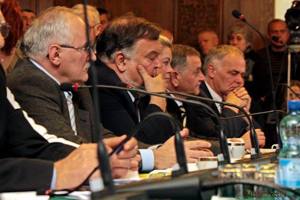 Z. Ładziński – w środku – nie był najaktywniejszym radnym i dość często opuszczał sesje. Nie przeszkodziło to mu w zdobyciu najlepszego rezulatatu. Z osób widocznych na zdjęciu do rady nowej kadencji dostał się tylko Jer